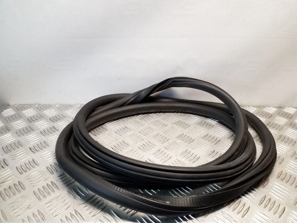 Uszczelka drzwi tylnych (na karoserii) 1Z5867367F