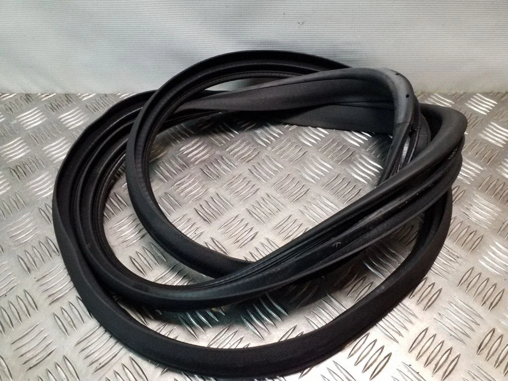 Tagaukse tihend (kere pool) – Mercedes-Benz E-klass W212 (2009-2016)