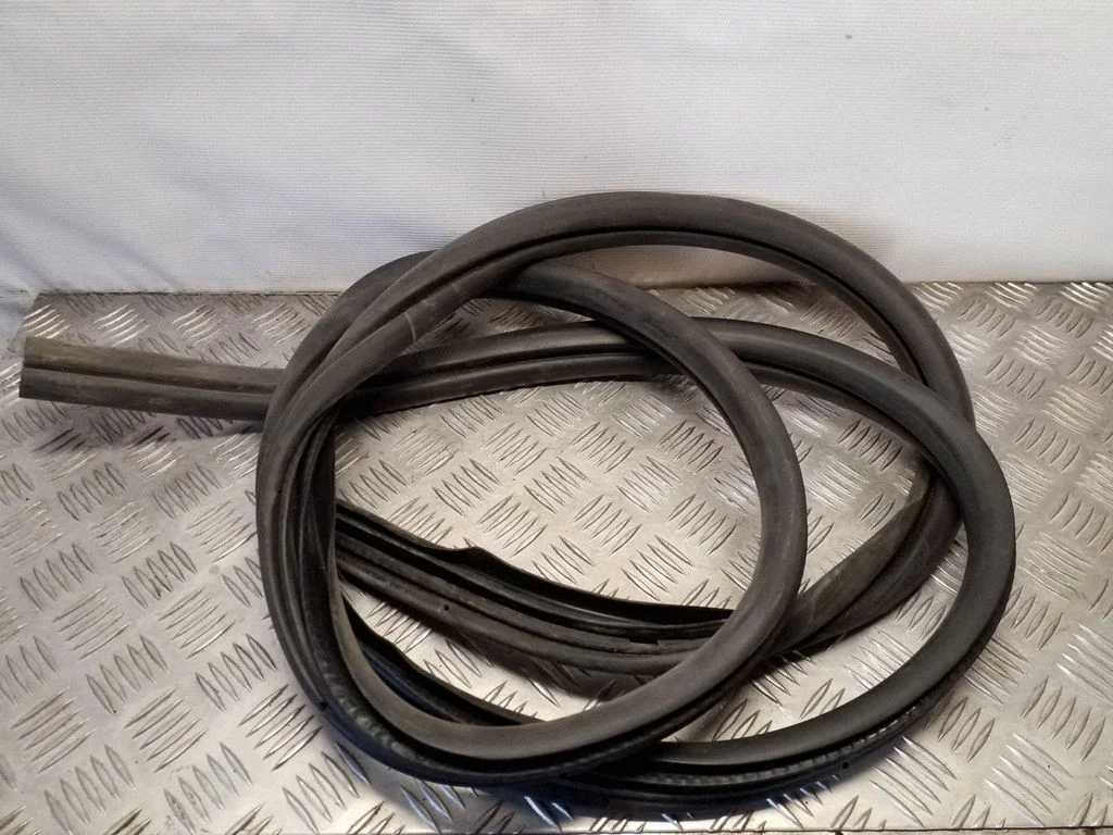Tagaukse tihend (kere pool) – vasak