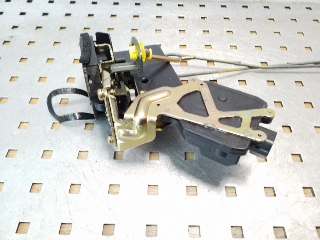 Rear door lock – rear right
