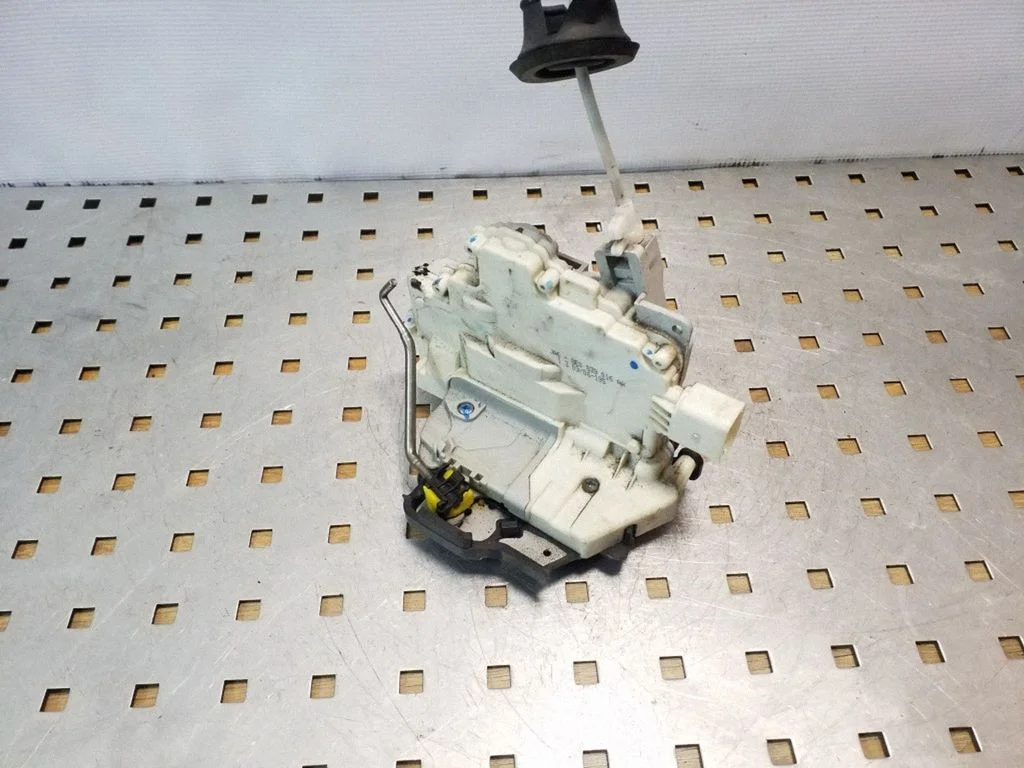 Tagaukse lukk 8E0839016AA