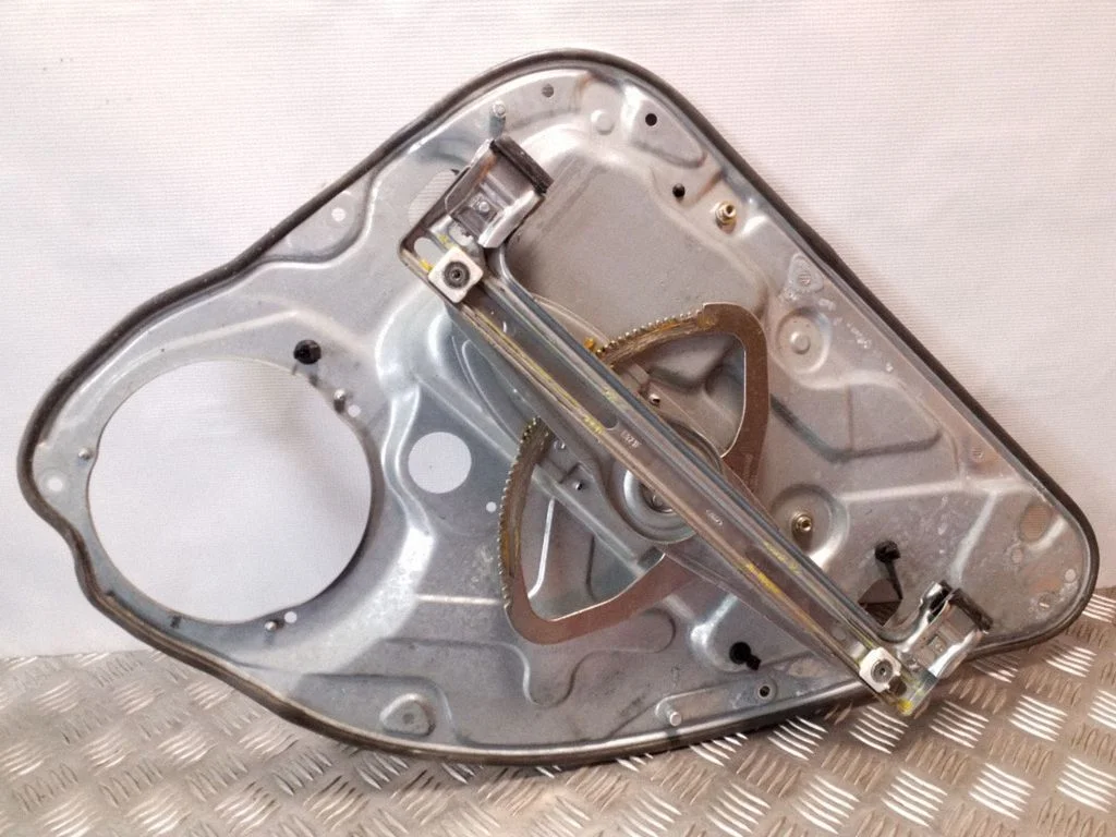 Aizmugurējā el. loga pacēlāja mehānisms bez motoriņa 4M51A045H23A