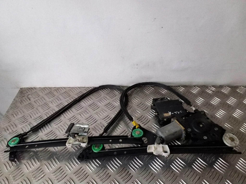 Tagaukse elektriline aknatõstuk mootoriga 7M0839402J