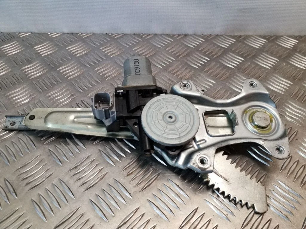 Rear door window regulator with motor – Nissan Juke I F15 (2010-2018)