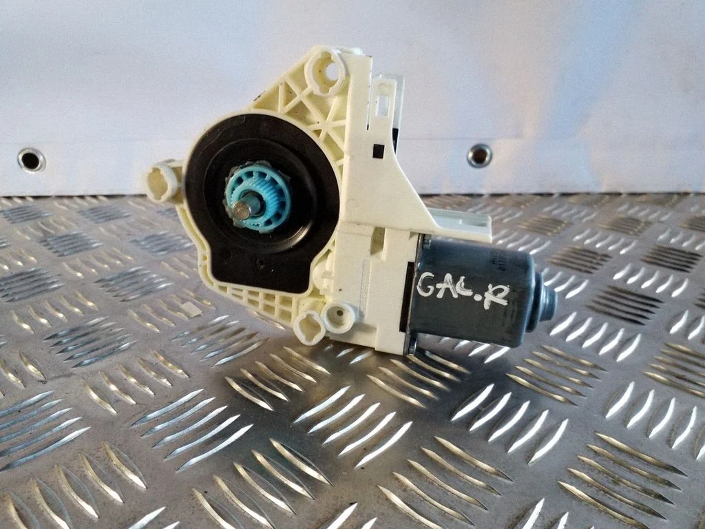 Aizmugurējā loga pacēlāja motoriņš 8K0959812A