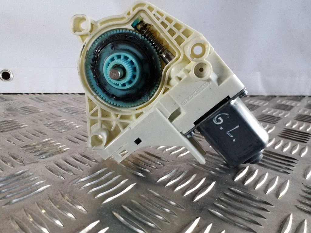 Aizmugurējā loga pacēlāja motoriņš 8K0959811A