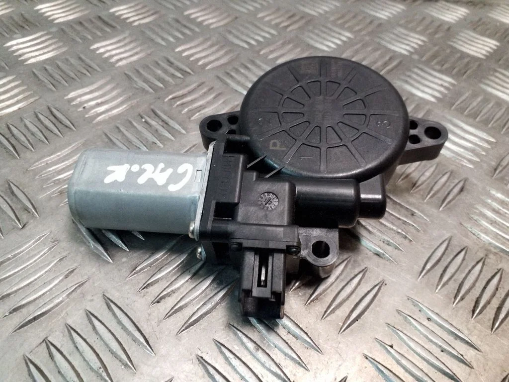 Aizmugurējā loga pacēlāja motoriņš D6515858X