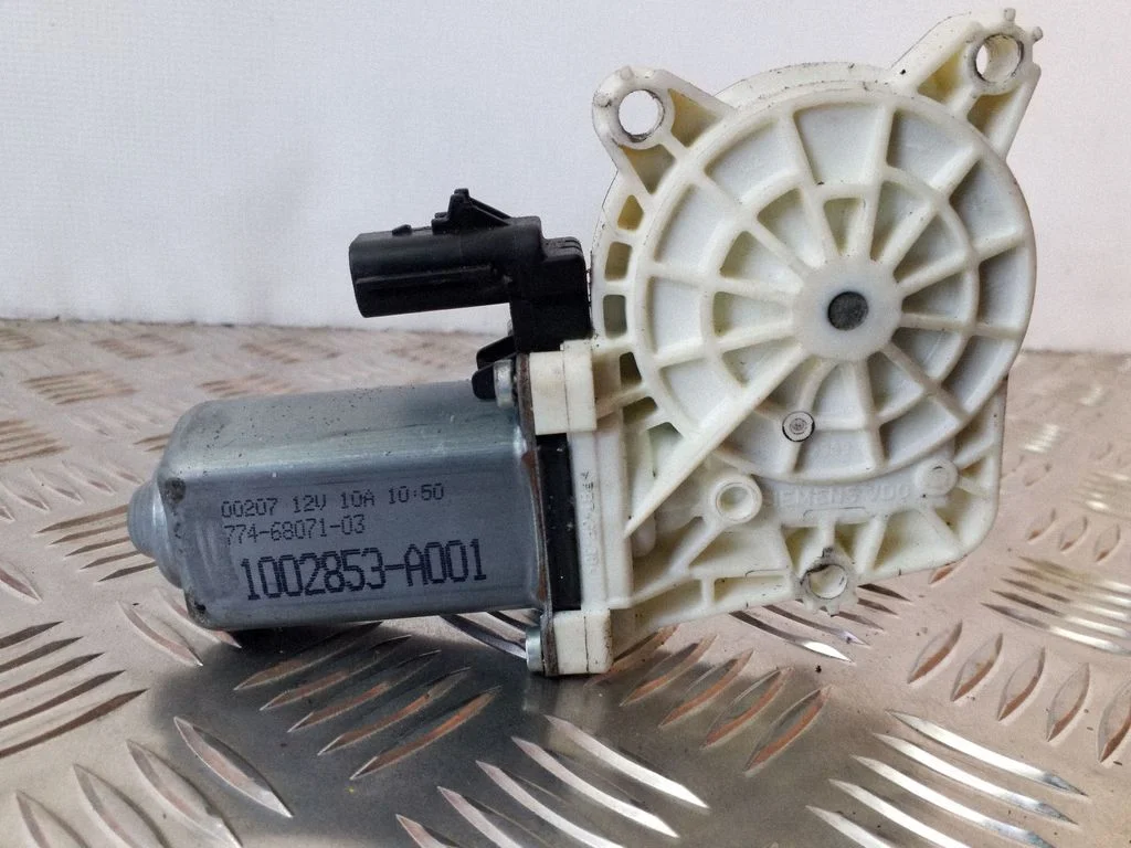 Aizmugurējā loga pacēlāja motoriņš 1002853A001