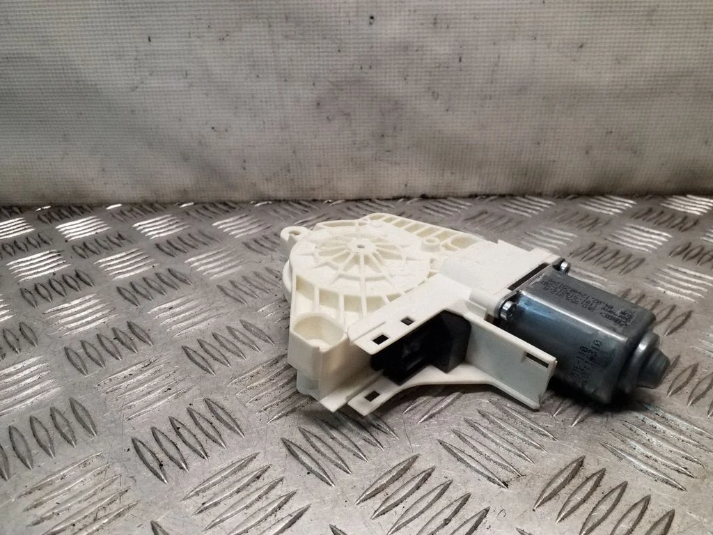 Aizmugurējā loga pacēlāja motoriņš 8K0959812A