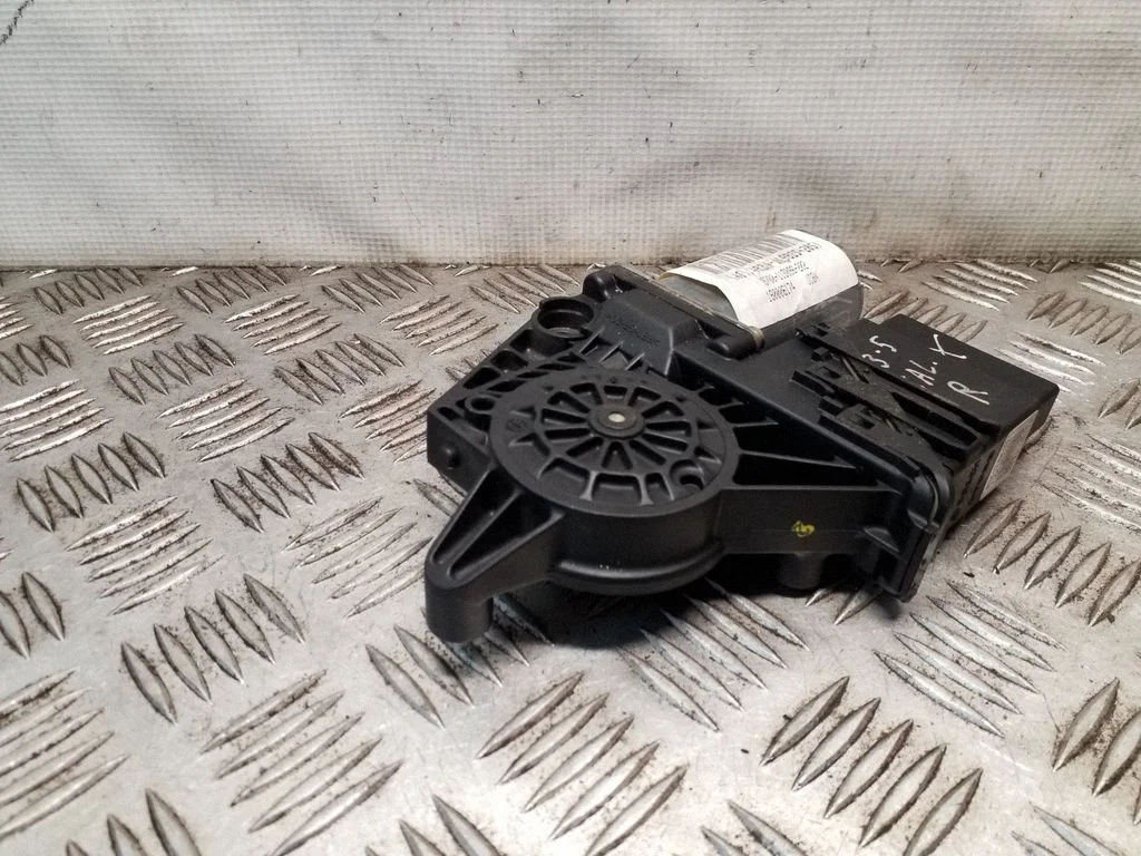 Aizmugurējā loga pacēlāja motoriņš 3B9839752AD