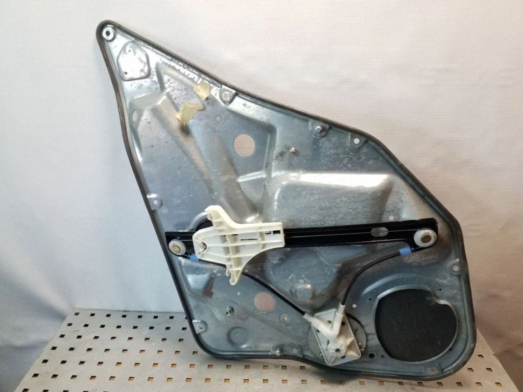 Mechaninis galinio lango pakėlimo mechanizmas