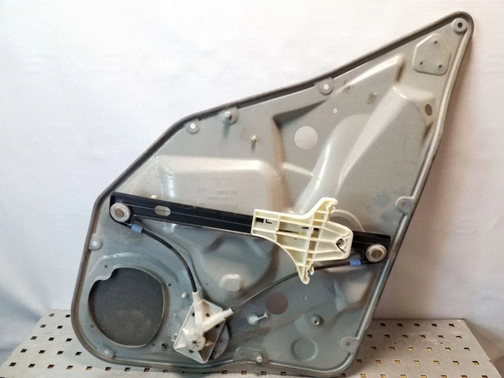 Mechaninis galinio lango pakėlimo mechanizmas