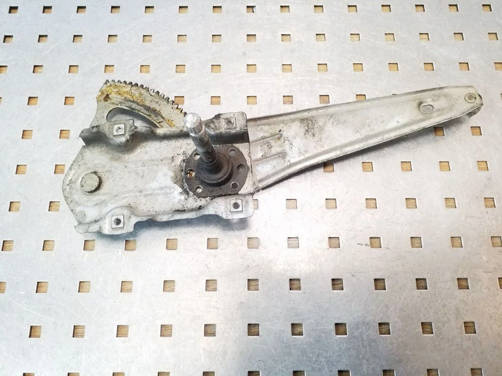 Mechaninis galinio lango pakėlimo mechanizmas