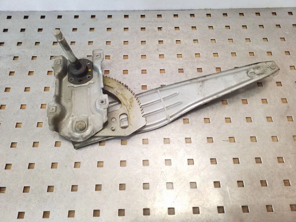 Mechaninis galinio lango pakėlimo mechanizmas