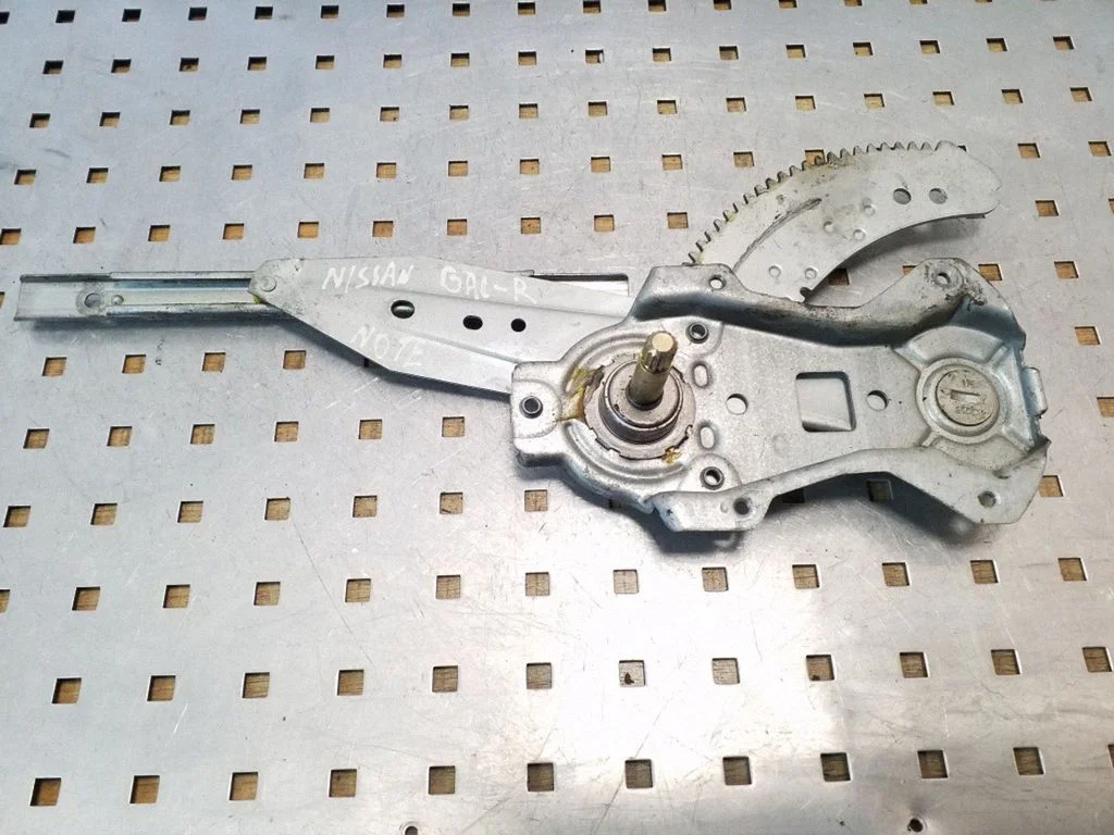 Mechaninis galinio lango pakėlimo mechanizmas