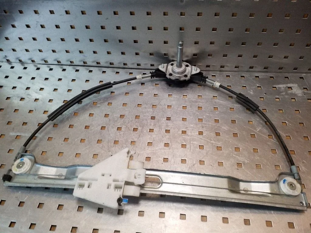 Mechaninis galinio lango pakėlimo mechanizmas