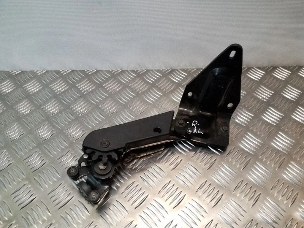Sliding door lower roller guide/hinge 04717579AG
