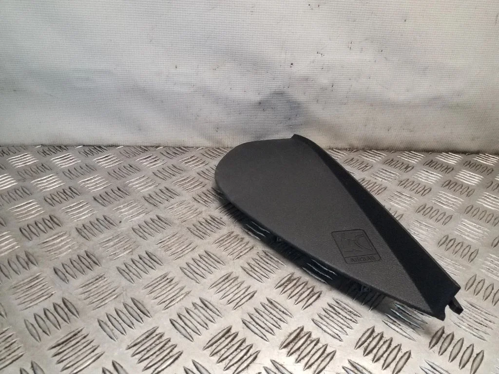Armatuurlaua külje viimistluspaneel 3V0857504B