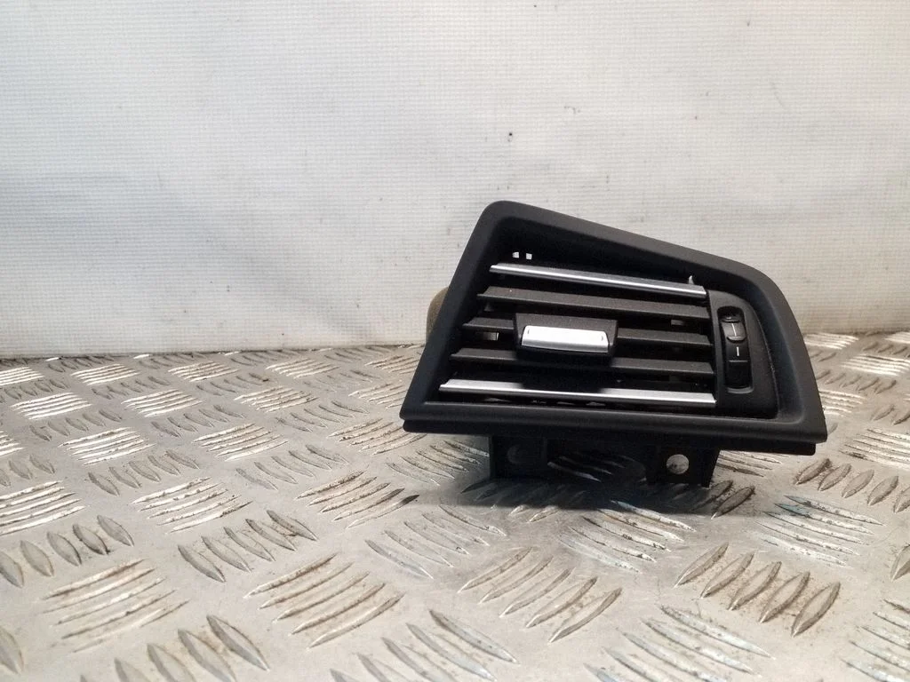 Dashboard side air vent grill/cover trim – BMW 5 Series F10 F11 (2009-2016)