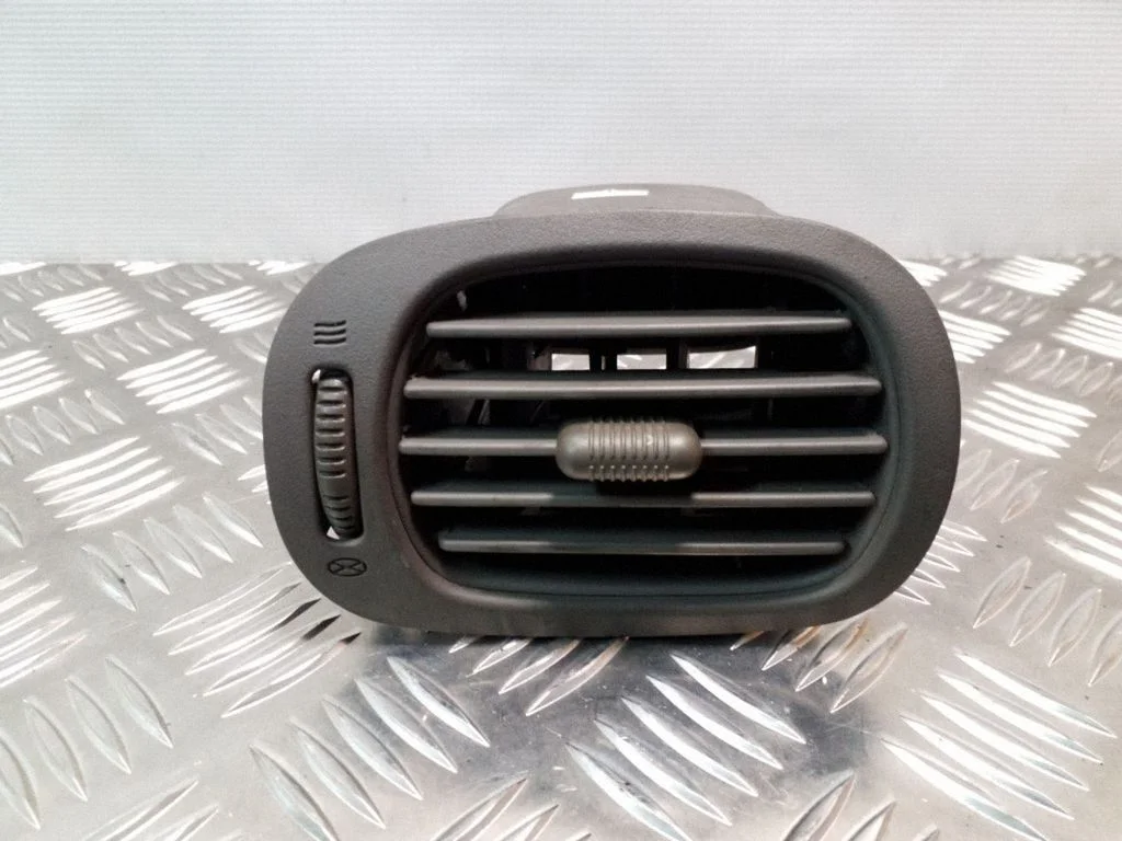Armatuurlaua külje õhutusresti kate – Chrysler Grand Voyager IV (2001-2007)