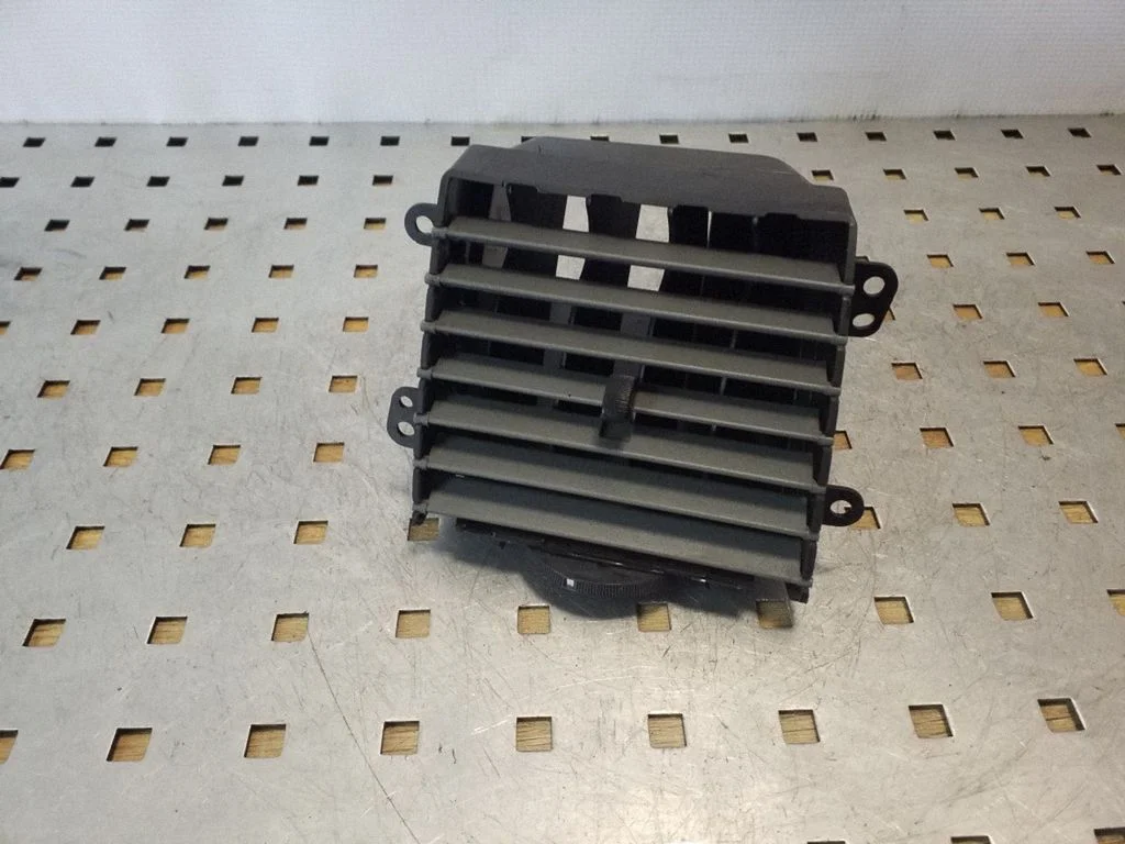 Dashboard side air vent grill/cover trim 70785BD5
