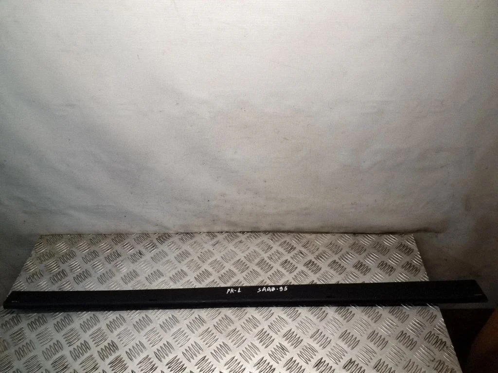 Kita priekinių durų apdailos detalė