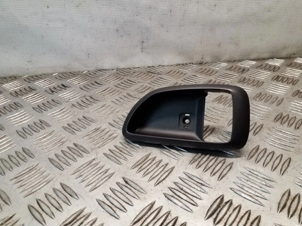 Cita priekšējo durvju apdares detaļa 82611H1020