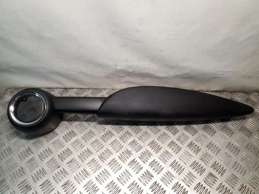 Kita priekinių durų apdailos detalė
