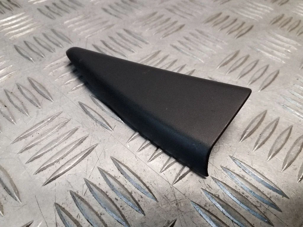 Cita aizmugurējo durvju apdares detaļa – Volvo V40 (2012-2019)