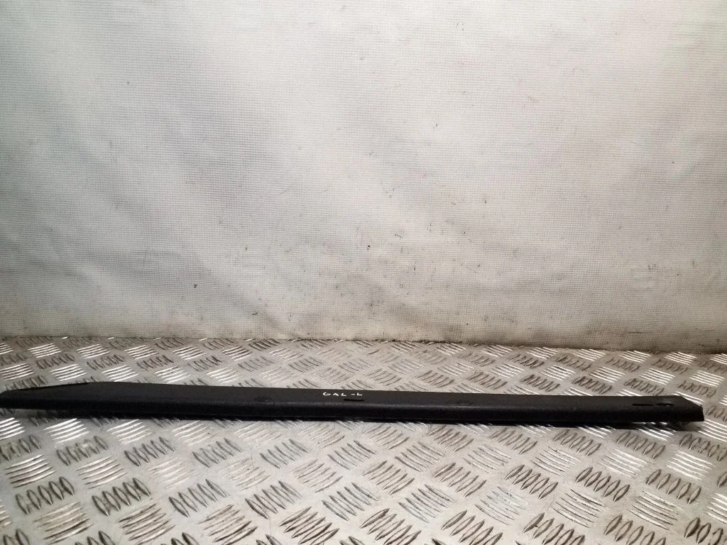 Kita galinių durų apdailos detalė