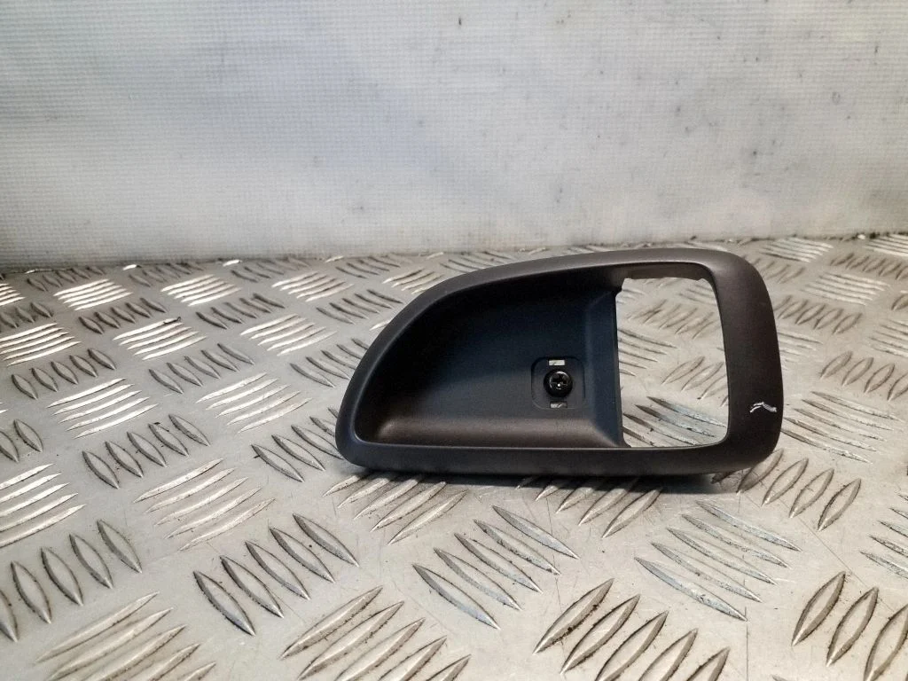Cita aizmugurējo durvju apdares detaļa 83611H1020