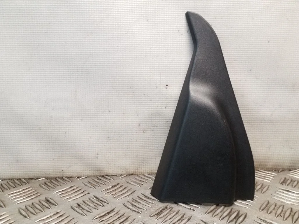 Muu tagumise ukse viimistluse osa 822921KA0A