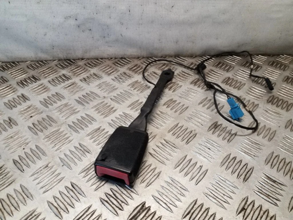 Eesmise turvavöö pannal 5N0857755D
