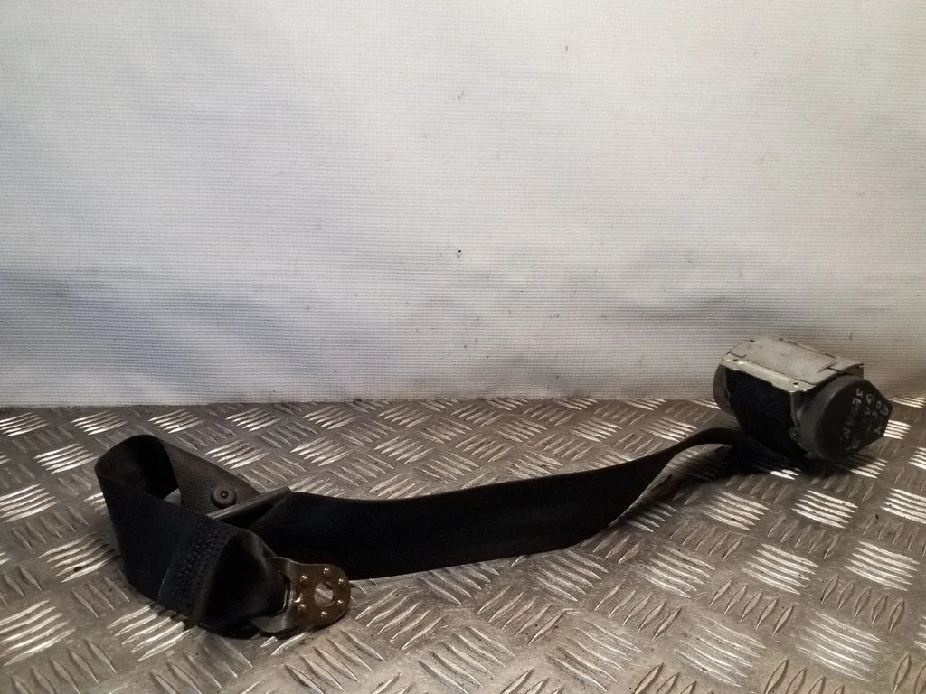 Aizmugurējā drošības josta 8E5857805D