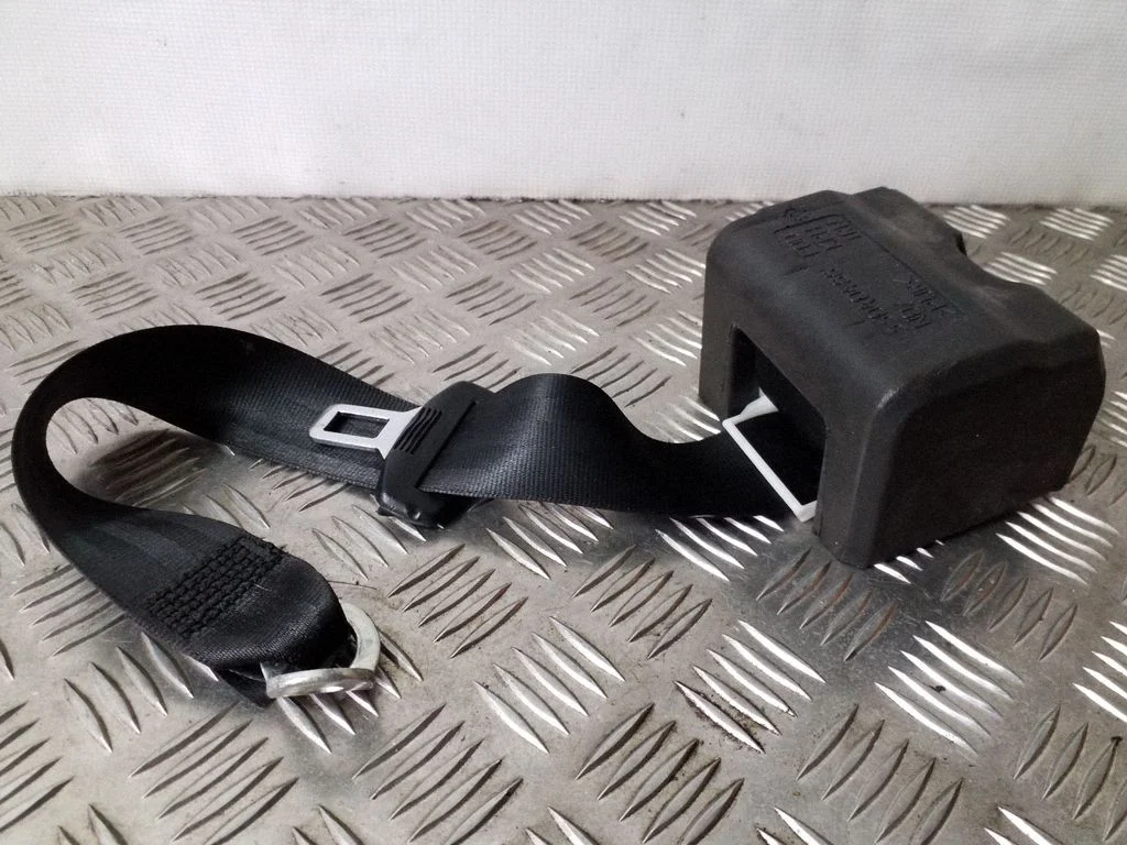 Rear seatbelt – right