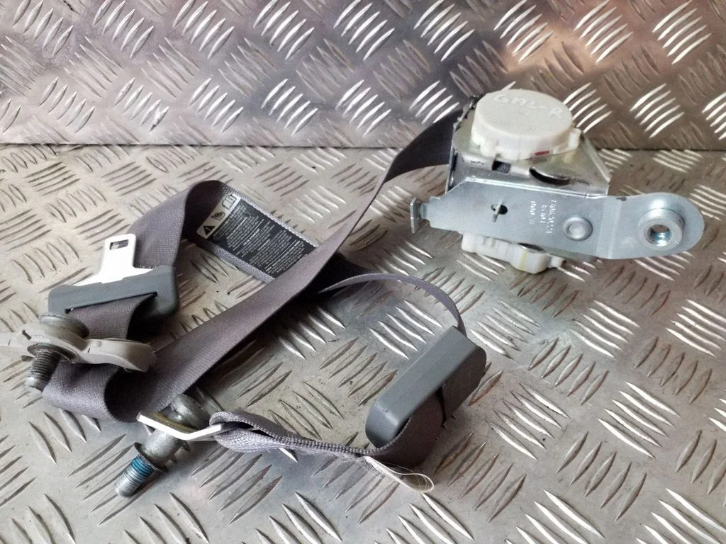 Rear seatbelt – right