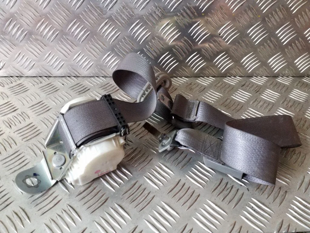 Rear seatbelt – left