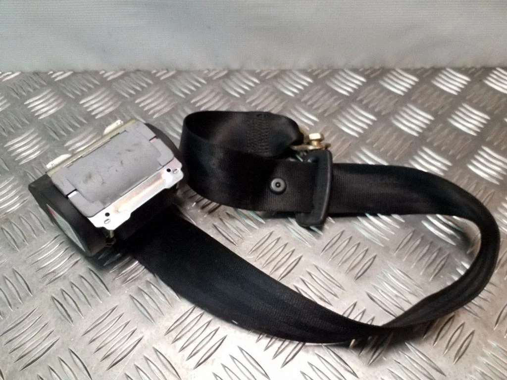 Aizmugurējā drošības josta 8E5857805D