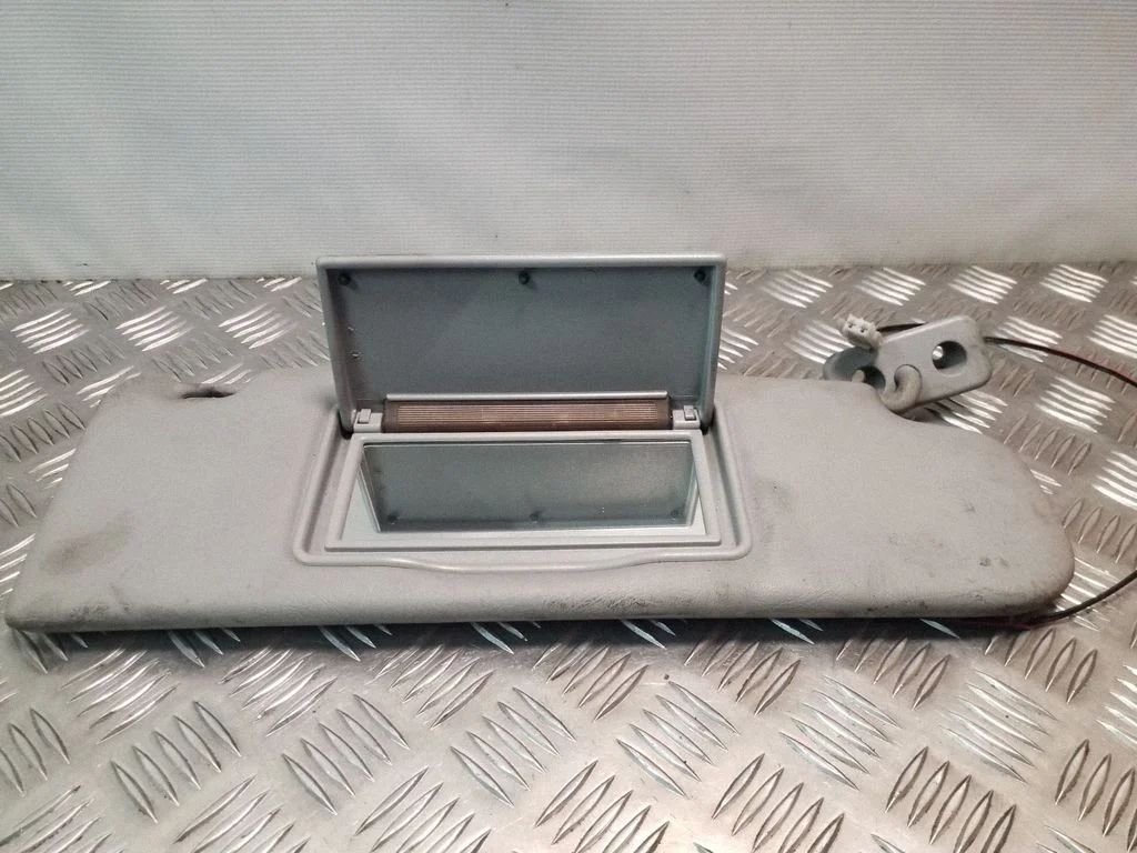 Sun visor – right