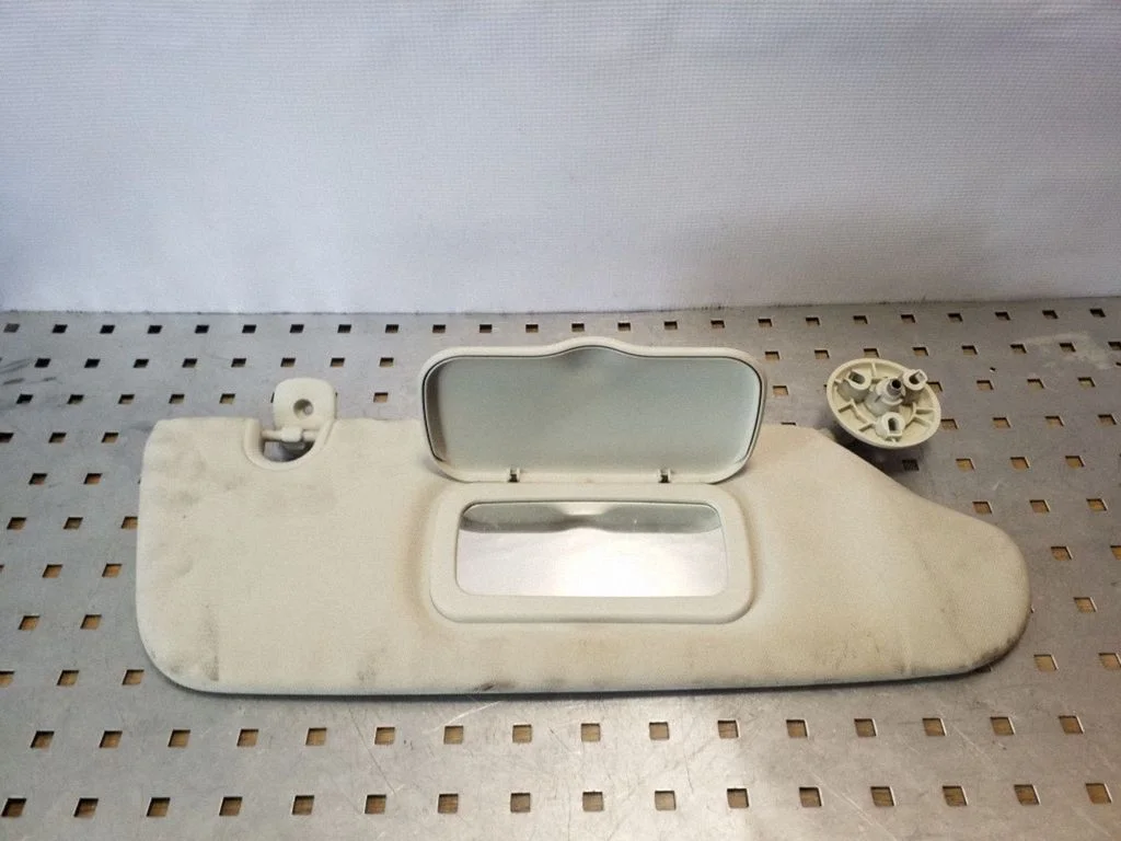 Sun visor – right