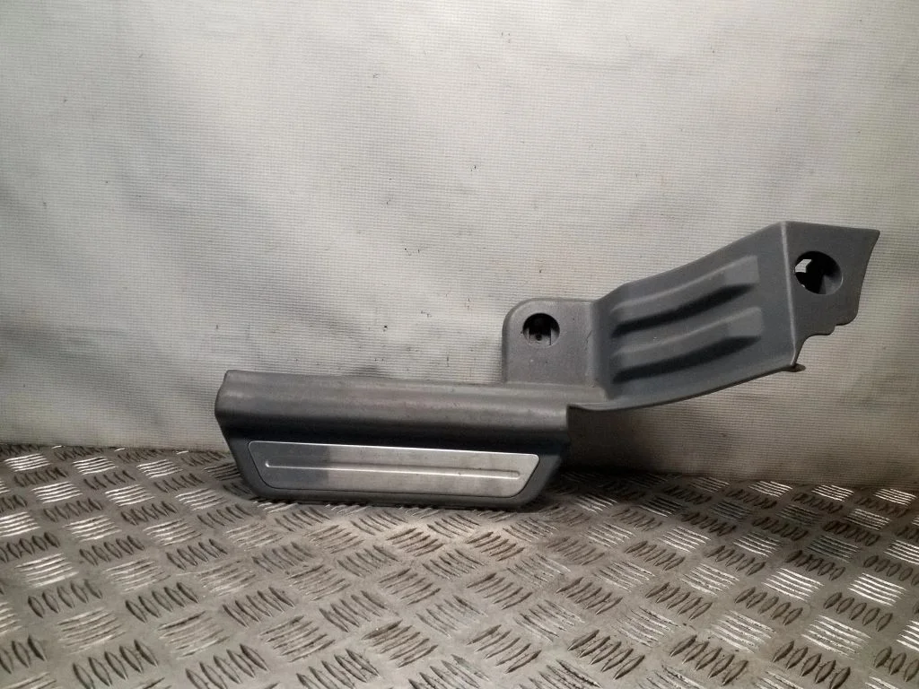 Aizmugurējā sliekšņa apdare (iekšējā) 84270H1002