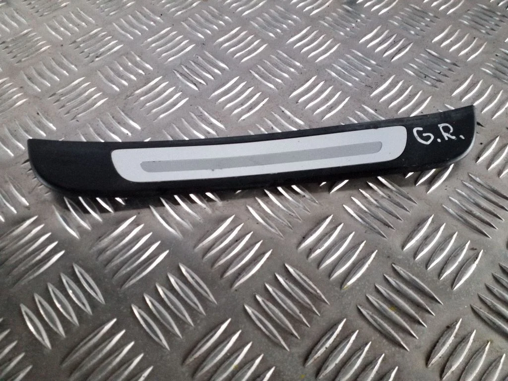Aizmugurējā sliekšņa apdare (iekšējā) 4G0853376