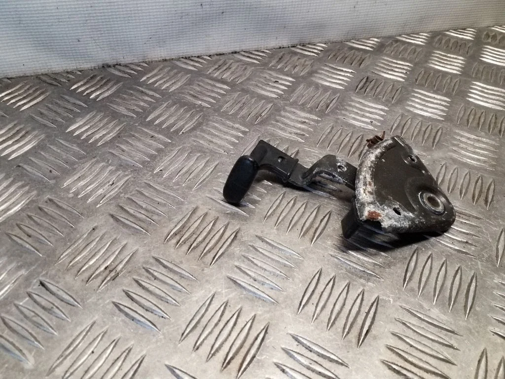 Motora pārsega atvēršanas rokturis