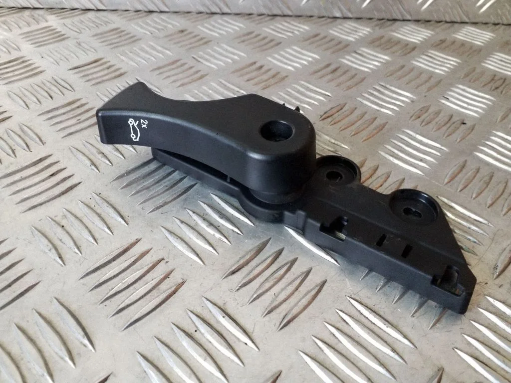 Rączka otwierania maski – BMW Seria 1 F20 F21 (2011-2019)