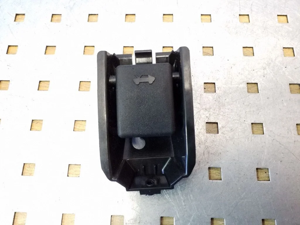 Engine bonnet (hood) release handle