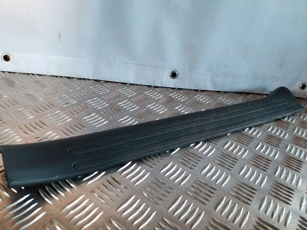 Front sill trim cover – Nissan Juke I F15 (2010-2018)