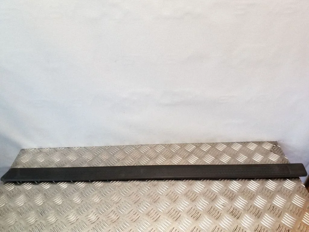 Priekšējā sliekšņa apdare (iekšējā) 8P3853492A