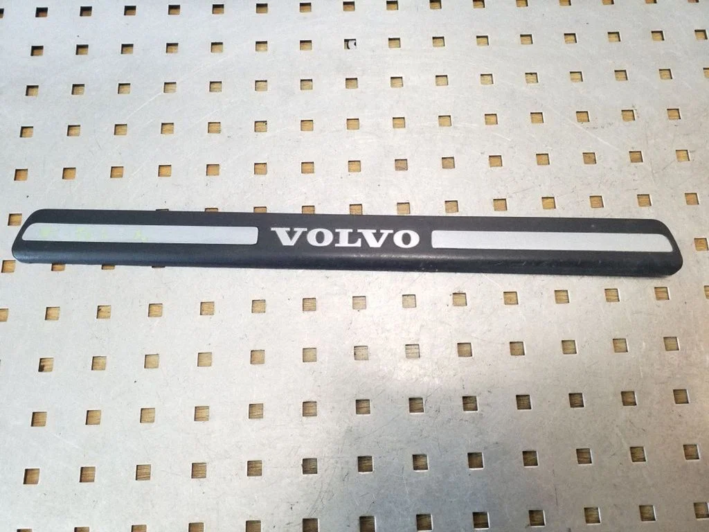 Front sill trim cover 8659960