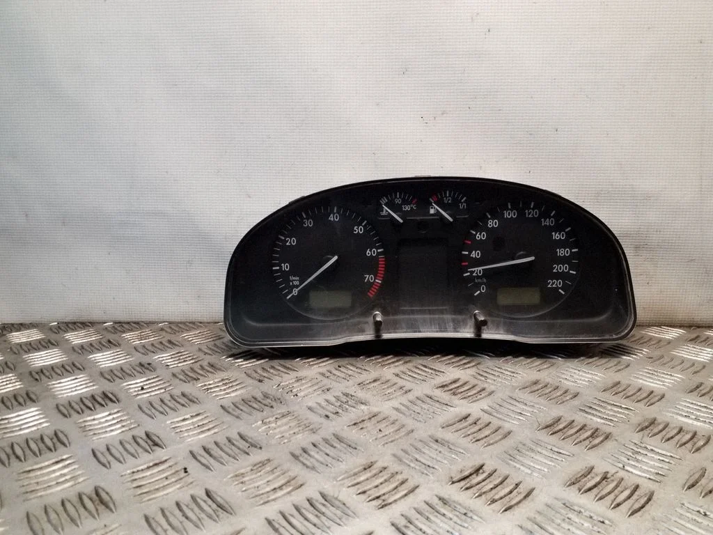 Spidometrs (instrumentu panelis) – Volkswagen Passat B5 (1997-2000)