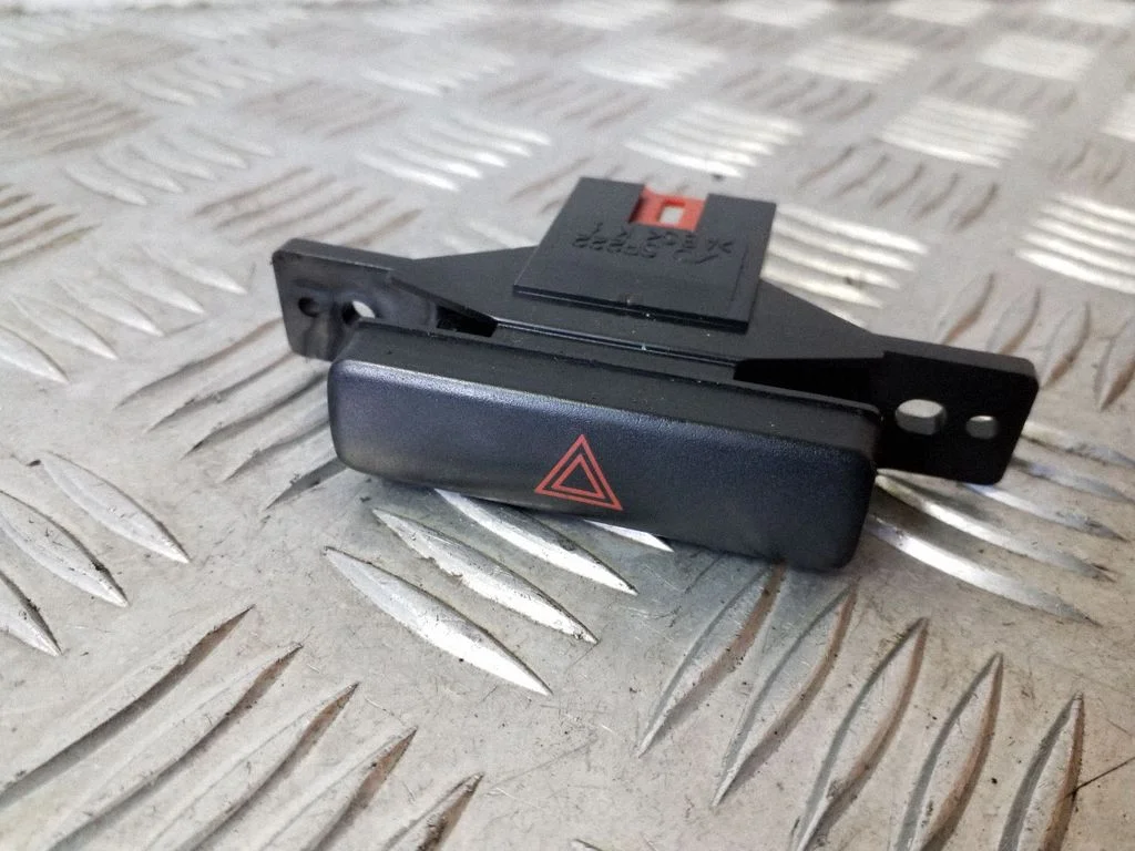 Hazard light switch – Suzuki Grand Vitara II (2006-2016)